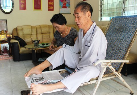 Thầy Nguyễn Ngọc Ký đọc báo bằng chân