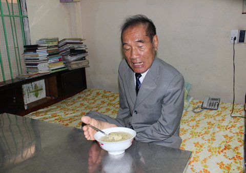 Thầy Nguyễn Ngọc Ký ăn bằng chân